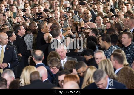 Il Presidente Usa Barack Obama saluta i membri del servizio a seguito di un intervento che segna la fine delle operazioni di combattimento in Afghanistan durante una visita alla base comune McGuire Dix Dicembre 15, 2014 in Lakehurst, NJ. Foto Stock