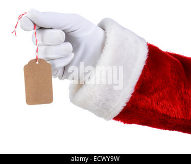 Primo piano di Santa Claus mano che tiene un vuoto tag regalo su uno sfondo bianco. Solo Santa Bianca di mano guantata tuta rossa sono mostrati. Foto Stock