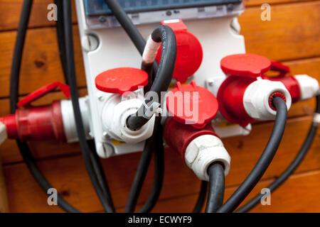 Prese elettriche collegate alla rete elettrica Foto Stock