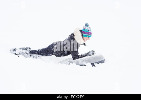 Donna giocare riposo invernale in inverno russo forest Foto Stock