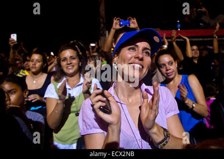 L'Avana, Cuba. Xx Dec, 2014. Cittadini cubani godetevi un concerto all'aperto tenuto dal musicista cubano Silvio Rodriguez in Havana, Cuba, Dic 20, 2014. Rodriguez è stato considerato per Cuba il miglior cantante folk. Egli era stato denominato "Cuba John Lennon.' Credit: Liu Bin/Xinhua/Alamy Live News Foto Stock