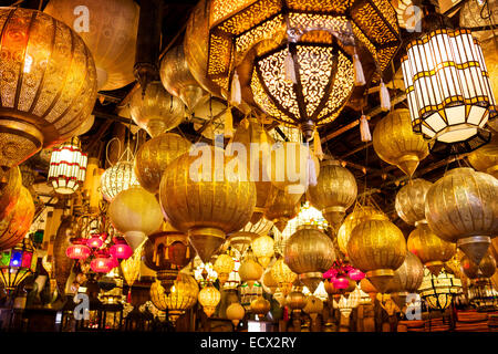 Basso angolo vista di varie lampade illuminate nel mercato Foto Stock