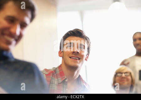 Motivati gli studenti universitari al seminario in aula Foto Stock