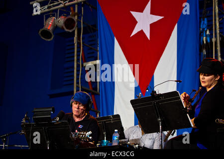 L'Avana, Cuba. Xx Dec, 2014. Musicista cubano Silvio Rodriguez (L) si esibisce in un concerto all'aperto a l'Avana, Cuba, Dic 20, 2014. Rodriguez è stato considerato per Cuba il miglior cantante folk. Egli era stato denominato "Cuba John Lennon'. Credito: Xinhua /Liu Bin/Xinhua/Alamy Live News Foto Stock