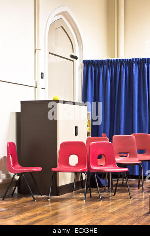 Scuola di rosso sedie in una sala Foto Stock