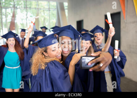 Gli studenti che partecipano selfie dopo la cerimonia di consegna dei diplomi Foto Stock