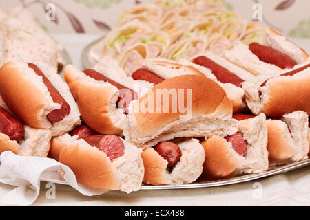 Piastra di freschi hot dogs su un tavolo da buffet Foto Stock