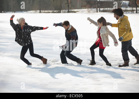 Le coppie a piedi nella neve Foto Stock