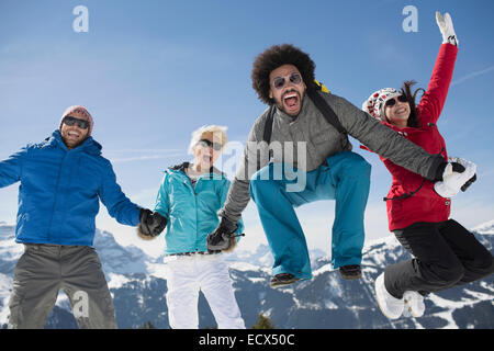 Ritratto di esuberante amici nella neve Foto Stock