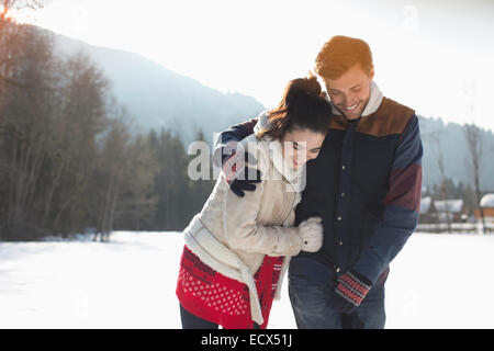 Coppia felice a piedi nella neve Foto Stock