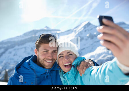 Giovane tenendo selfie nella neve Foto Stock