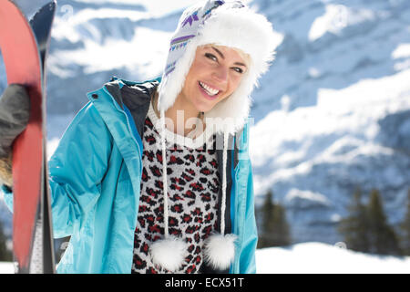 Ritratto di donna sorridente con gli sci Foto Stock