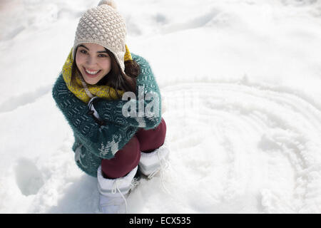 Ritratto di donna sorridente nella neve Foto Stock