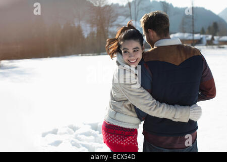 Coppia felice a piedi nella neve Foto Stock