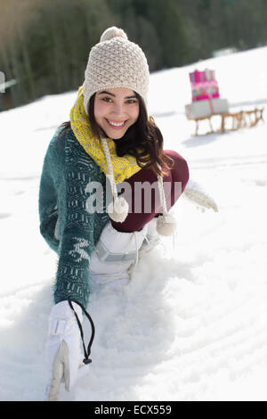 Ritratto di donna sorridente nella neve Foto Stock