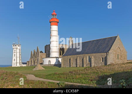 Pointe de St-Mathieu faro con torre militare e abbey, Bretagna, Francia, Europa Foto Stock