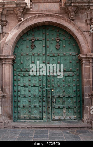 Cancello nella parete di rovine della cattedrale di Cusco Foto Stock