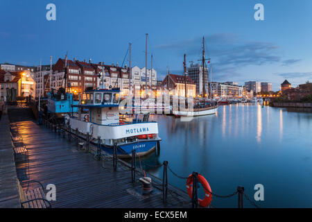 La notte scende in Gdansk marina, Polonia. Foto Stock