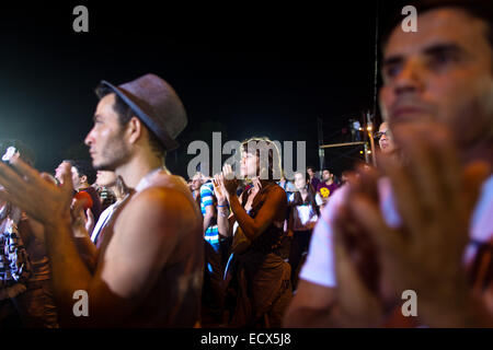 L'Avana, Cuba. Xx Dec, 2014. Cittadini cubani godetevi un concerto all'aperto dal musicista cubano Silvio Rodriguez in Havana, Cuba, Dic 20, 2014. Rodriguez è stato considerato per Cuba il miglior cantante folk. Egli era stato denominato "Cuba John Lennon'. Credito: Xinhua /Liu Bin/Xinhua/Alamy Live News Foto Stock