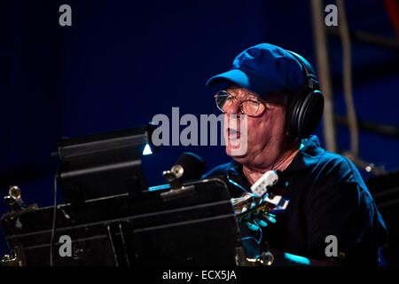 L'Avana, Cuba. Xx Dec, 2014. Musicista cubano Silvio Rodriguez si esibisce in un concerto all'aperto a l'Avana, Cuba, Dic 20, 2014. Rodriguez è stato considerato per Cuba il miglior cantante folk. Egli era stato denominato "Cuba John Lennon'. Credito: Xinhua /Liu Bin/Xinhua/Alamy Live News Foto Stock