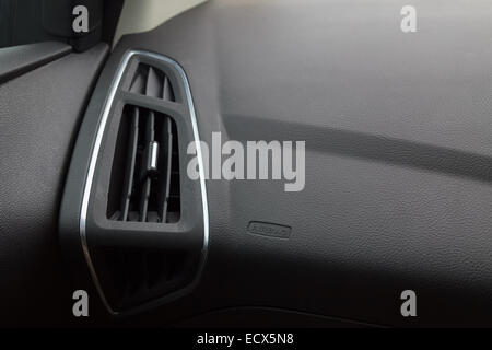 Close up di un condizionatore di aria slot in una vettura con un segno di airbag Foto Stock
