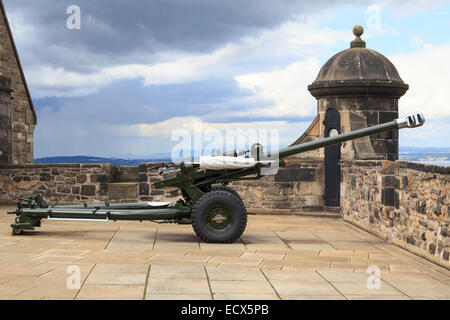 Il famoso Edinburgh cannone che spara a ore 1 per un corretto tempo di mantenere al castello Foto Stock