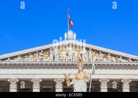 Facciata del parlamento austriaco con una statua di Pallas Athene a Vienna Foto Stock