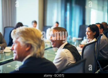 Imprenditore sorridente frequentare business meeting nella sala conferenze Foto Stock