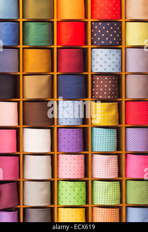 Noname colorate fascette generiche sul display in un ripiano in legno Foto Stock