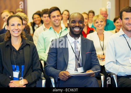 Imprenditore sorridente seduti nella sala conferenze, guardando la fotocamera Foto Stock