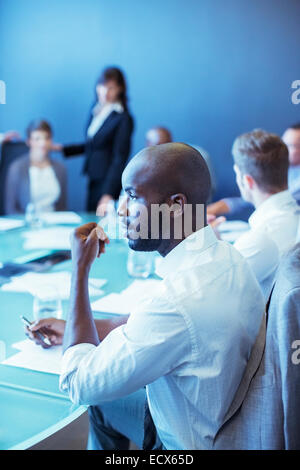 Imprenditore durante la riunione di affari in sala conferenze Foto Stock