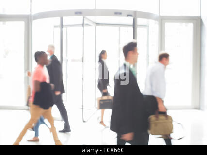 La gente di affari a piedi in ufficio Foto Stock