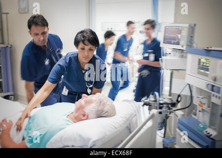 Due medici preparazione paziente anziano prima procedura medica Foto Stock