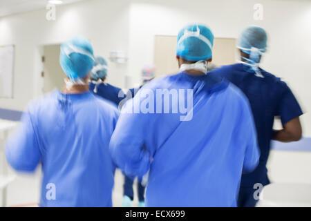 Movimento sfocate di chirurghi a camminare verso un ospedale Foto Stock