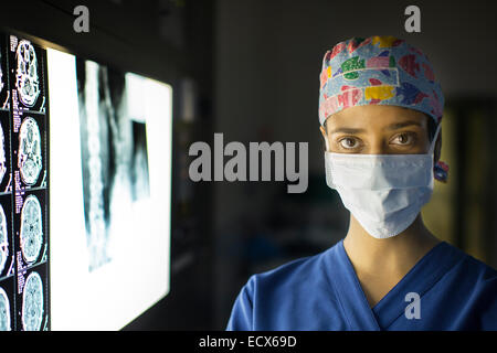 Ritratto di giovane medico donna in piedi accanto a schermo con l'immagine MRI Foto Stock