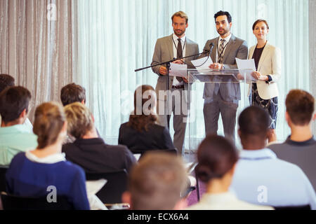 La gente di affari dando una presentazione in sala conferenze Foto Stock