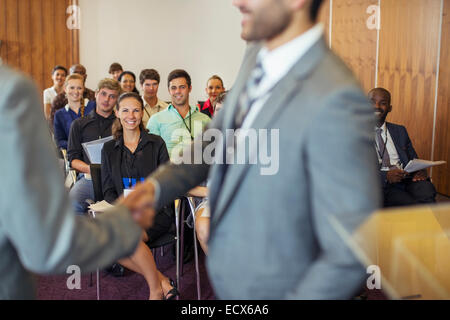 Due imprenditori si stringono la mano durante la conferenza nella sala conferenze Foto Stock