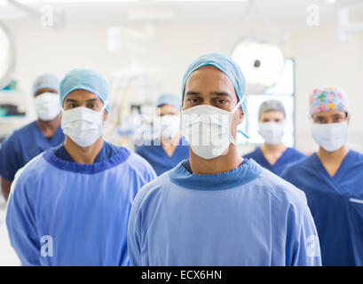 Ritratto di gruppo del team di chirurghi mascherato in ospedale Foto Stock