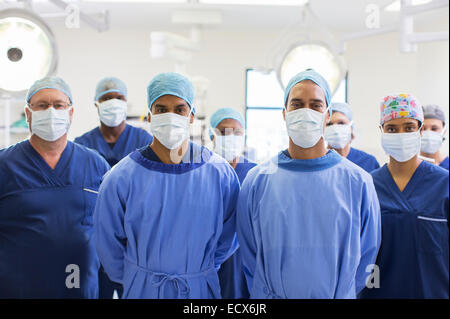 Team di chirurghi in sala operatoria Foto Stock