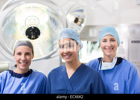 Ritratto di tre femminili chirurghi in sala operatoria Foto Stock