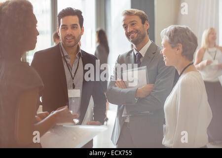 Gruppo di business persone sorridenti e discute in ufficio Foto Stock