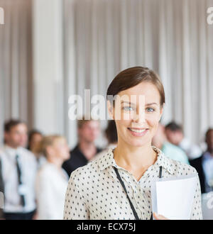 Ritratto di imprenditrice in ufficio con documento in mano Foto Stock