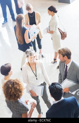 Imprenditrice parlando ai partecipanti a una conferenza, in piedi nella hall del centro congressi Foto Stock