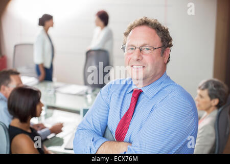 Ritratto di uomo maturo con gli occhiali in sala conferenze Foto Stock