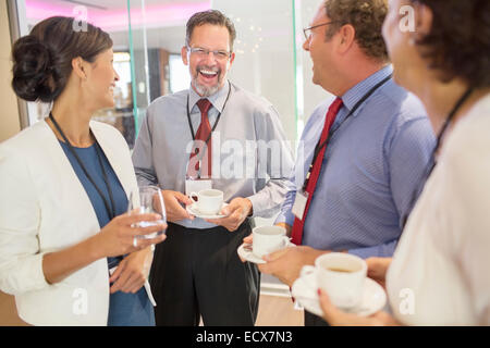 La gente nella hall del conference center durante la pausa caffè Foto Stock