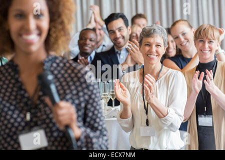 Gruppo di persone ad applaudire dopo discorso durante una conferenza Foto Stock