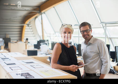 La gente di affari sorridente in ufficio Foto Stock