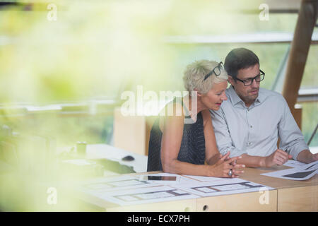 La gente di affari che lavorano insieme in ufficio Foto Stock