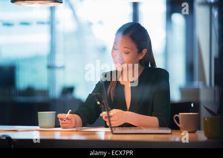 Imprenditrice iscritto in office Foto Stock