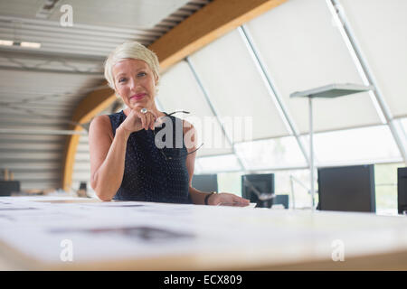 Imprenditrice sorridente in ufficio Foto Stock